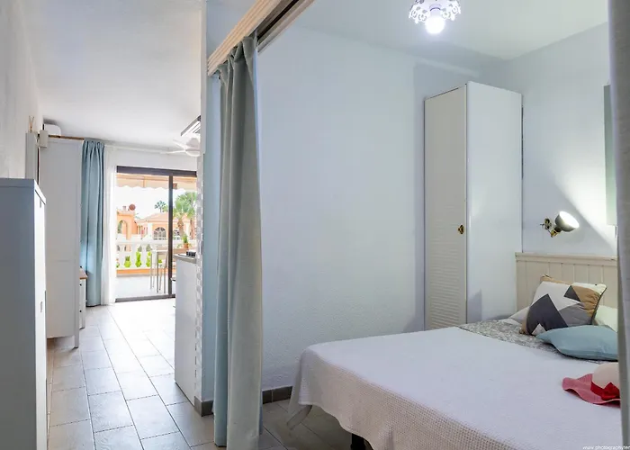 Beachfront Bliss - Tenerife Royal Gardens 아파트